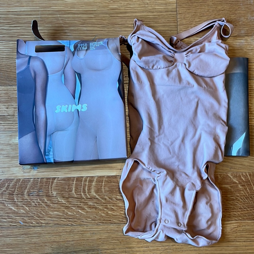 SKIMS sculpting body suit with snaps. Color - orchre - XXS/XS